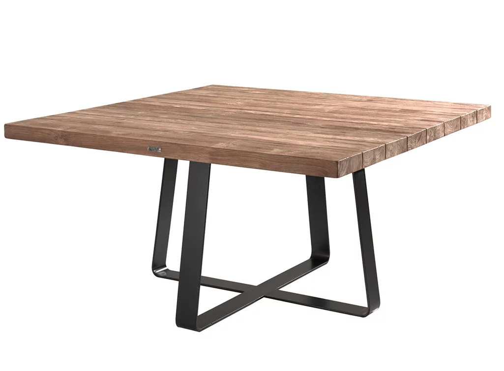 Gartenmöbel Tisch aus Teak und Metall gefertigt