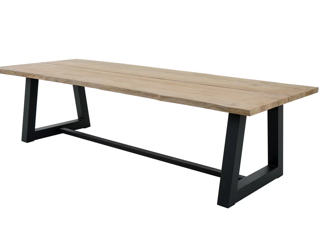 Holztisch Garten aus Teak mit einem Metallgestell und Baumkanten