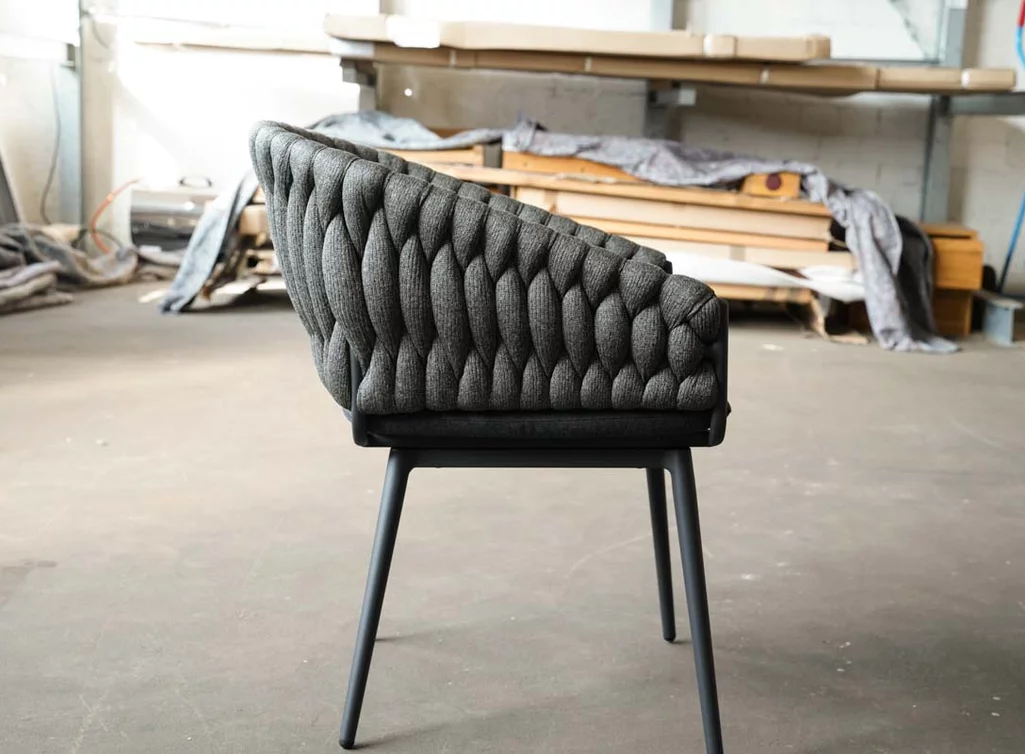 Gartenstuhl aus Metall mit einem Olefinbezug