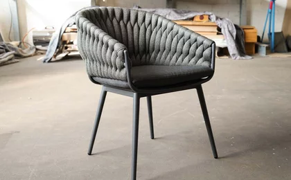 Gartenstuhl modern mit Armlehnen im coolen Design