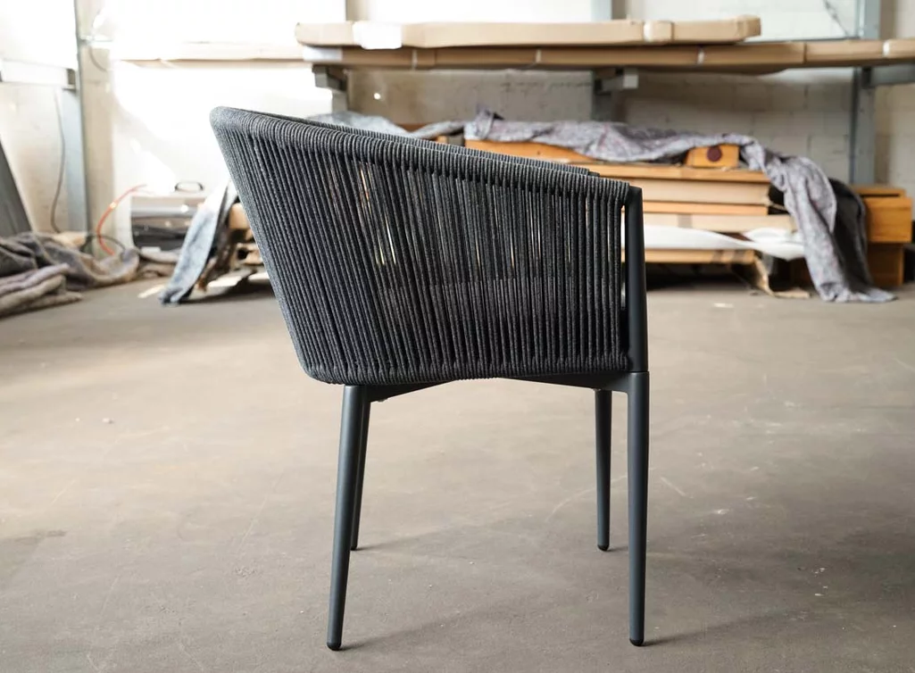 Gartenstuhl aus Stoff mit einem leichten Metallgestell