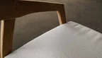 Teak Stuhl Detailansicht Holz und Stoff