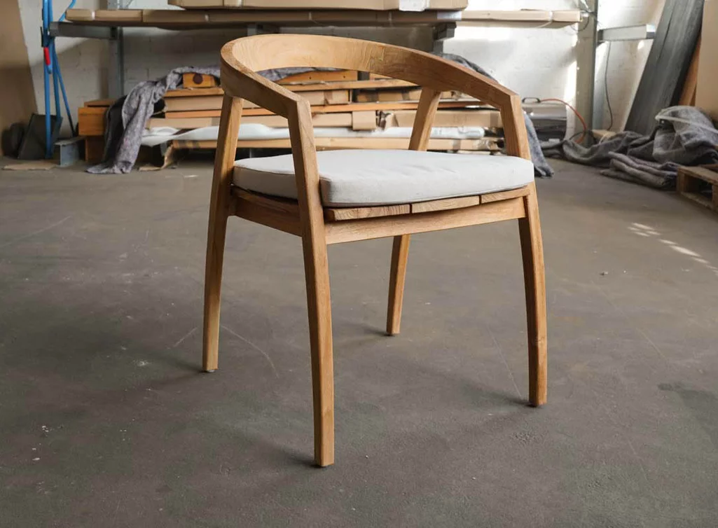 Teak Stuhl in massiver Ausführung mit Polster
