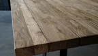 Detailansicht Gartentisch modern aus Massivholz Teak und Metall