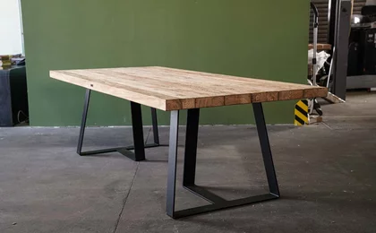 Gartenmöbel Tisch aus Teakholz und Metall