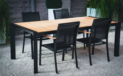 Massiver Gartentisch modern aus Teakholz und Aluminium gefertigt