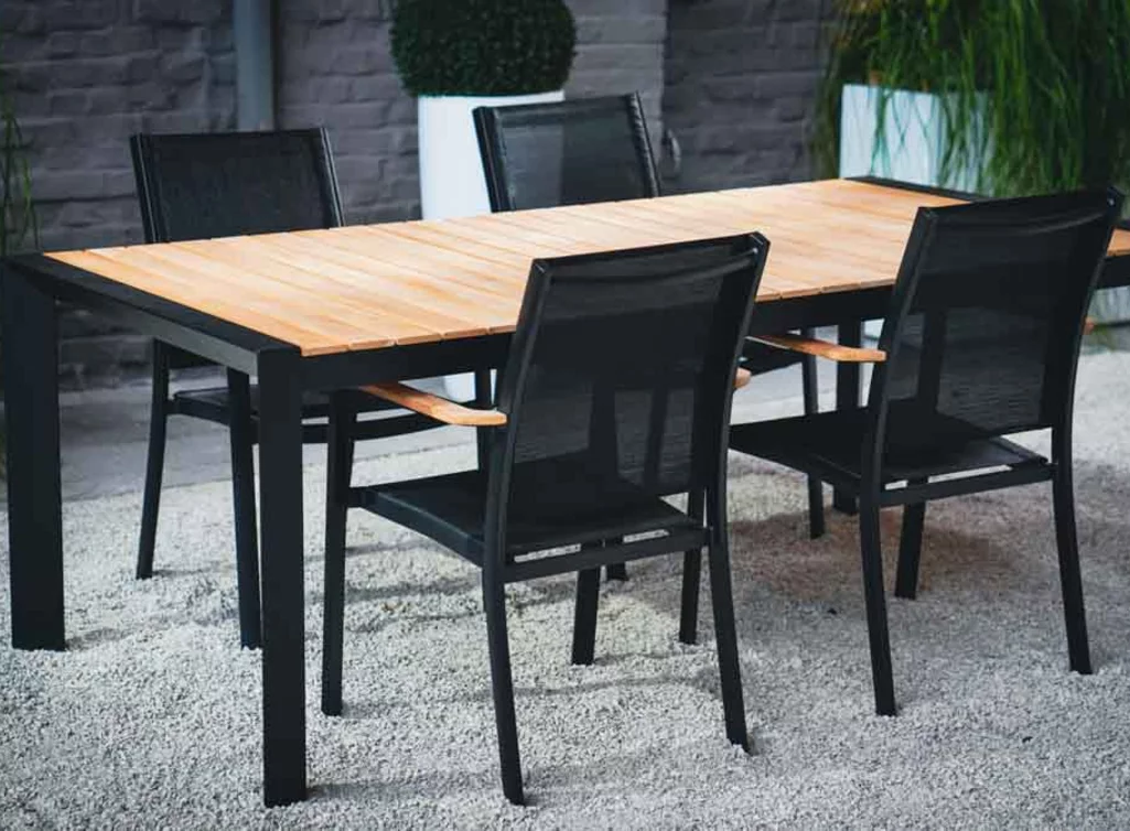 Massiver Gartentisch modern aus Teakholz und Aluminium gefertigt