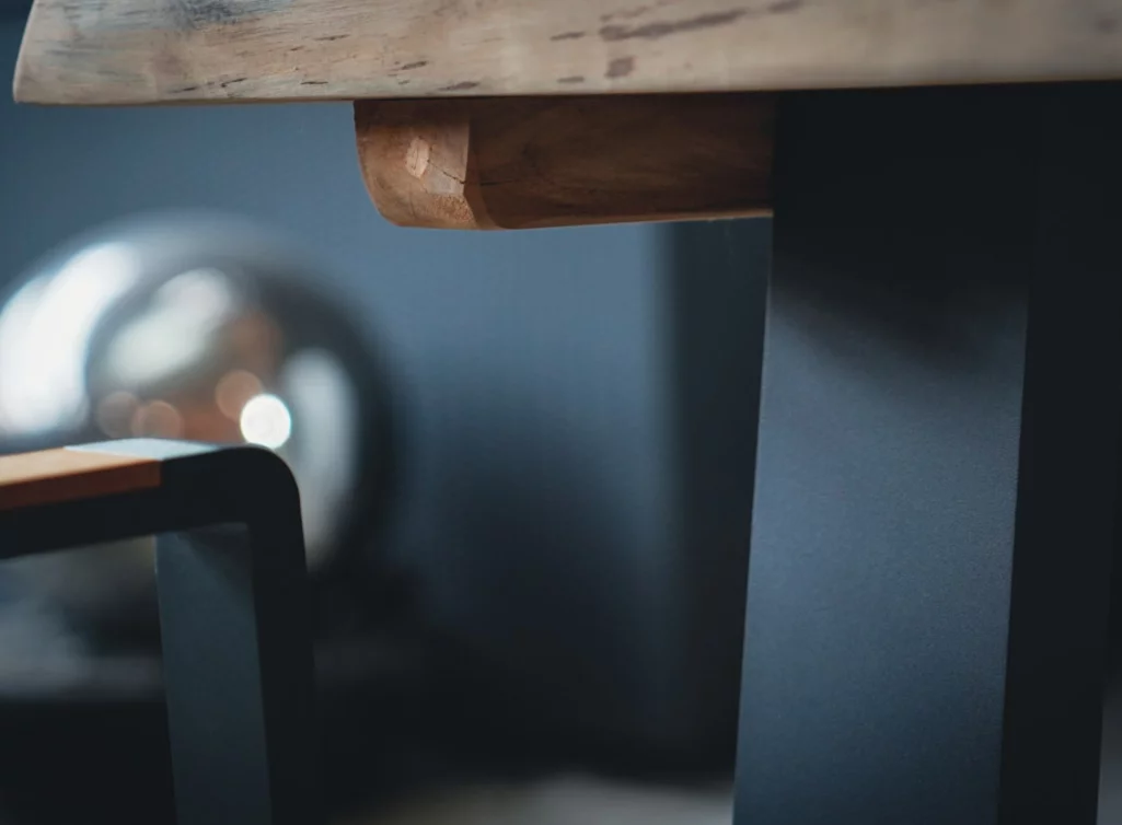 Terrassentisch aus Teak massiv mit baumkanten