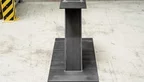 Stylisches Metall Untergestell in schräger Bauweise