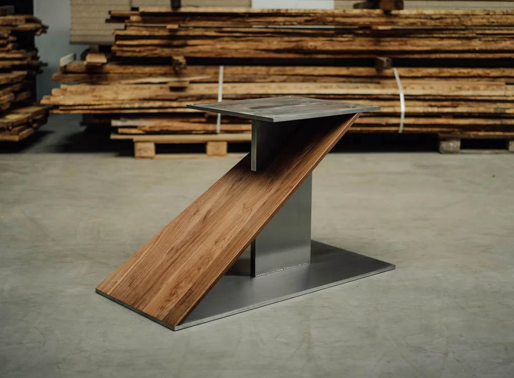Aus Nussbaum und Stahl produziertes Design Tischgestell nach deinen Maßen gefertigt
