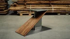 Aus Nussbaum und Stahl produziertes Design Tischgestell nach deinen Maßen gefertigt
