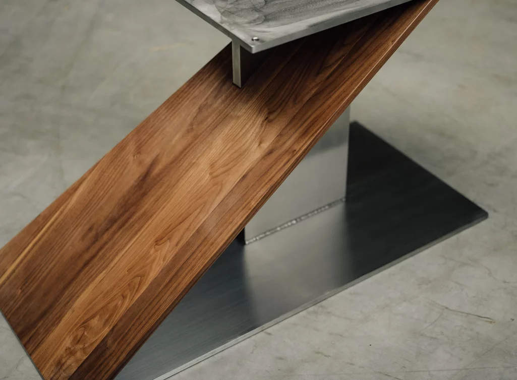 VIR5C Tischuntergestell für Tischplatten aus Nussbaum in verschiedenen Oberflächen VIR5C Tischuntergestell für Tischplatten aus Nussbaum in verschiedenen Oberflächen