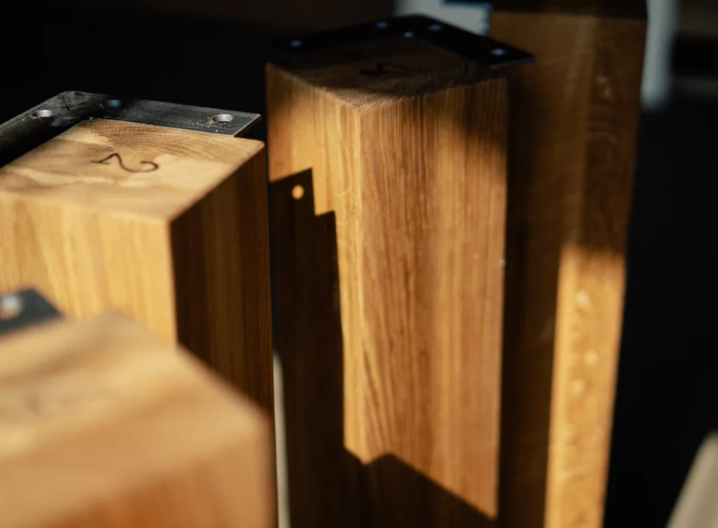 Tischfüße aus Holz Eiche auf Gehrung verarbeitet. Tischfüße aus Holz Eiche auf Gehrung verarbeitet.