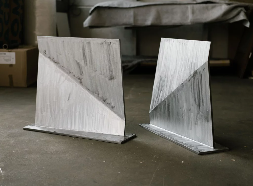 Massive Stahl Tischwangen im futuristischen Design nach Maß E35L