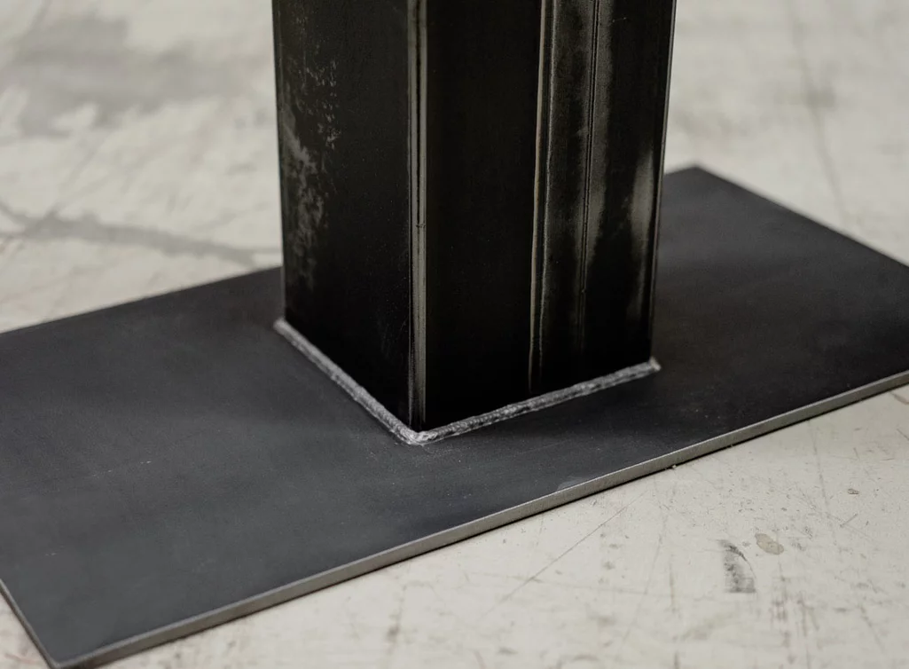 Detailansicht Mittelfuß Tischgestell Bodenplatten Oberfläche Detailansicht Mittelfuß Tischgestell Bodenplatten Oberfläche