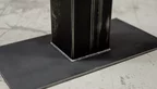 Detailansicht Mittelfuß Tischgestell Bodenplatten Oberfläche