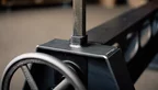 Gestell höhenverstellbar mit von außen sichtbarem Mechanismus
