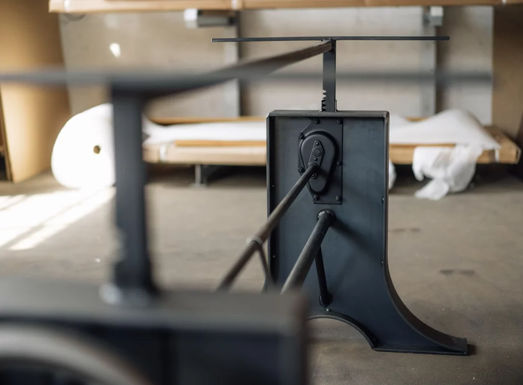 Tischgestell höhenverstellbar im industriellen Design gefertigt Tischgestell höhenverstellbar im industriellen Design gefertigt
