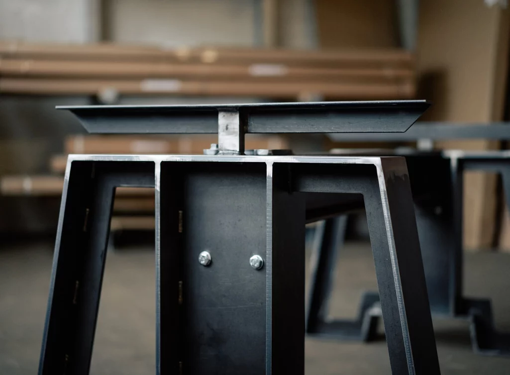 Tischuntergestell Metall im Industrial Design Tischuntergestell Metall im Industrial Design