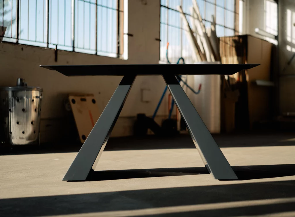 Stylischer Tischfuß aus Metall in verschiedenen Oberflächen erhältlich Stylischer Tischfuß aus Metall in verschiedenen Oberflächen erhältlich