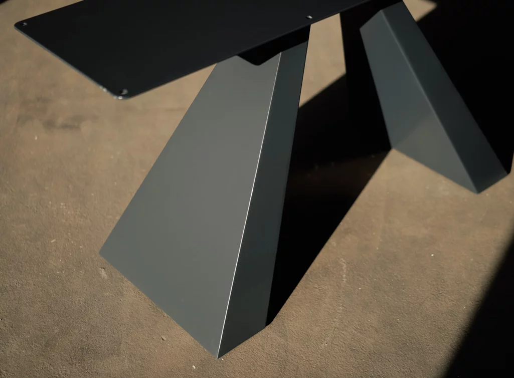 Moderner Tischfuß aus Metall in einem stylischen Design in grau Moderner Tischfuß aus Metall in einem stylischen Design in grau