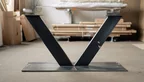 In V-Form designtes Tischgestell aus Stahl - verschiedene Oberflächen verfügbar