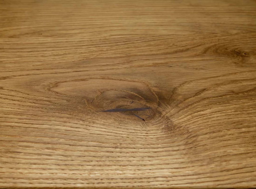 Eichentischplatte mit Astanteil und Waldkante Detail Ast verfüllt Eichentischplatte mit Astanteil und Waldkante Detail Ast verfüllt