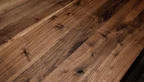 Holzplatte nach Maß aus Nussbaum mit charaktervollem Astanteil
