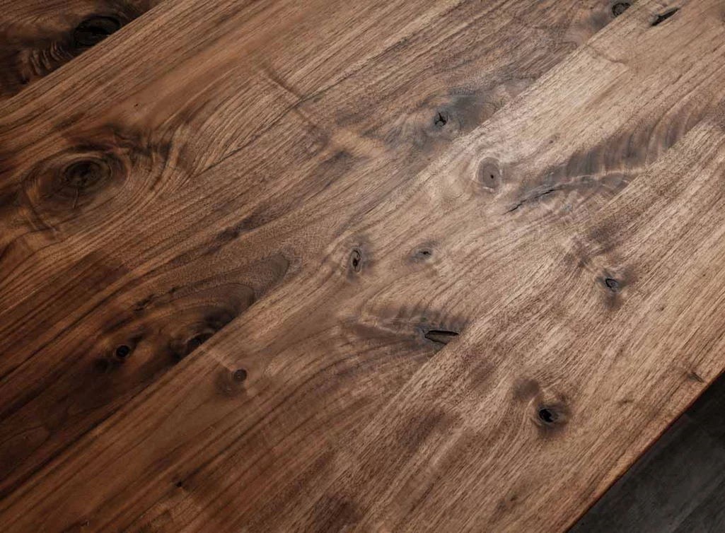 Tischplatte Schweizer Kante Detail Maserung mit Astanteil Tischplatte Schweizer Kante Detail Maserung mit Astanteil
