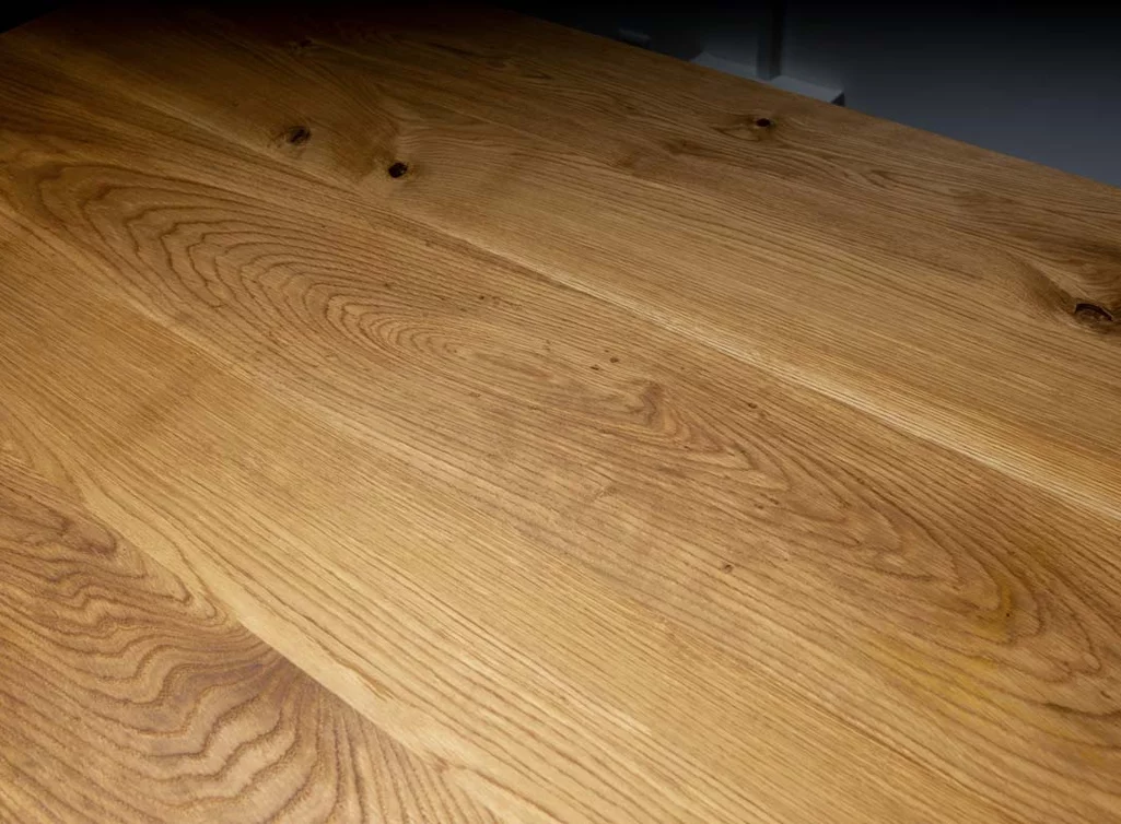 Platte Eiche massiv mit Waldkante und Astanteil Detail Maserung Platte Eiche massiv mit Waldkante und Astanteil Detail Maserung