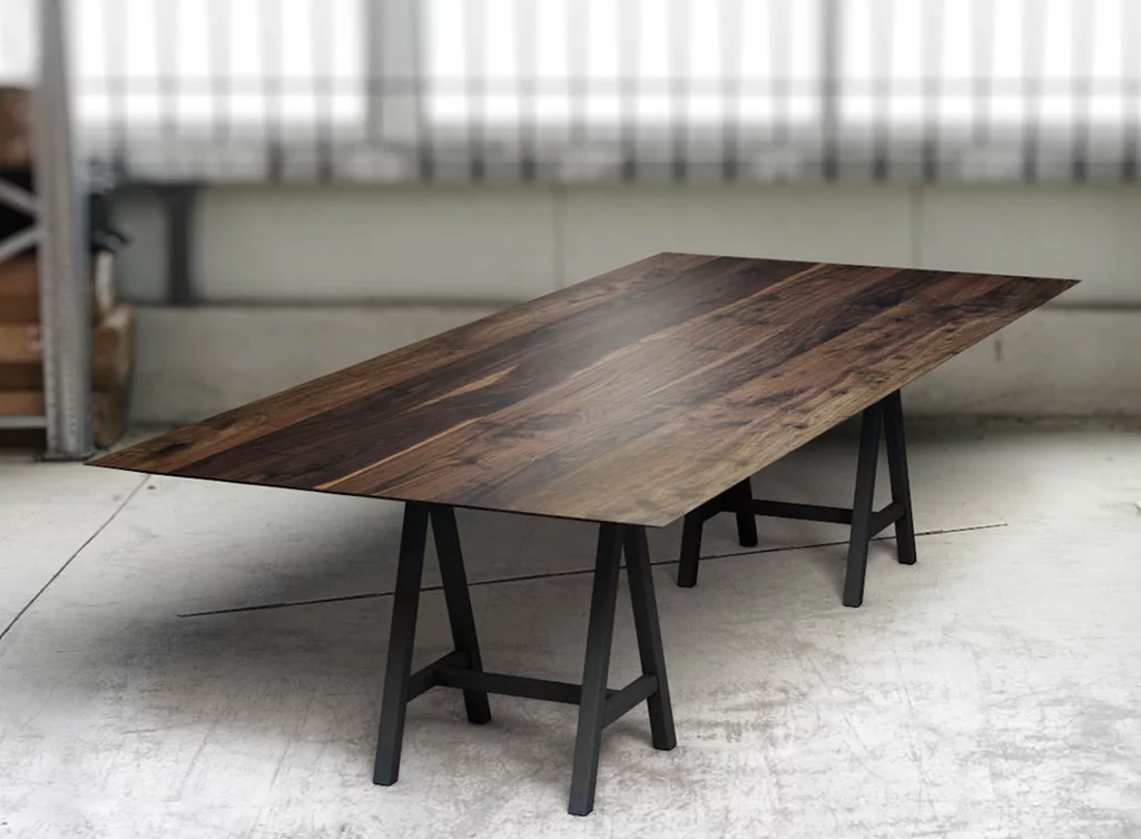 Nussbaumtischplatte nach Maß mit stylischer Facettenkante Nussbaumtischplatte nach Maß mit stylischer Facettenkante
