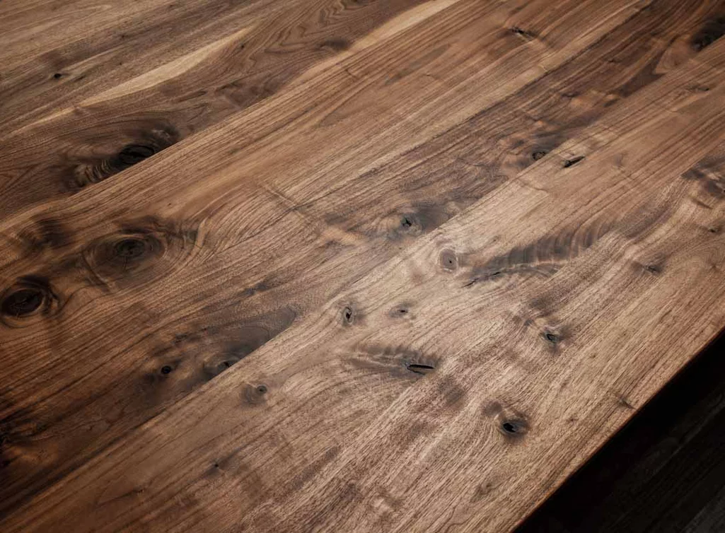 Naturholz Tischplatte aus Nussbaum Detailansicht Maserung Astanteil Naturholz Tischplatte aus Nussbaum Detailansicht Maserung Astanteil