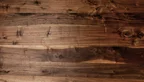 Massive Tischplatte aus Nussbaum mit charaktervollem Astanteil