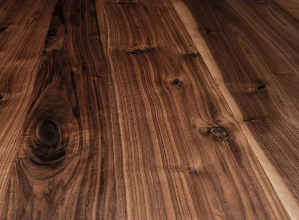 Holz Tischplatte rund aus Nussbaum mit Astanteil gefertigt Holz Tischplatte rund aus Nussbaum mit Astanteil gefertigt