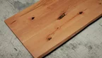 Buche Holzplatte mit Baumkante aus Kernholz Detailansicht der Oberfläche