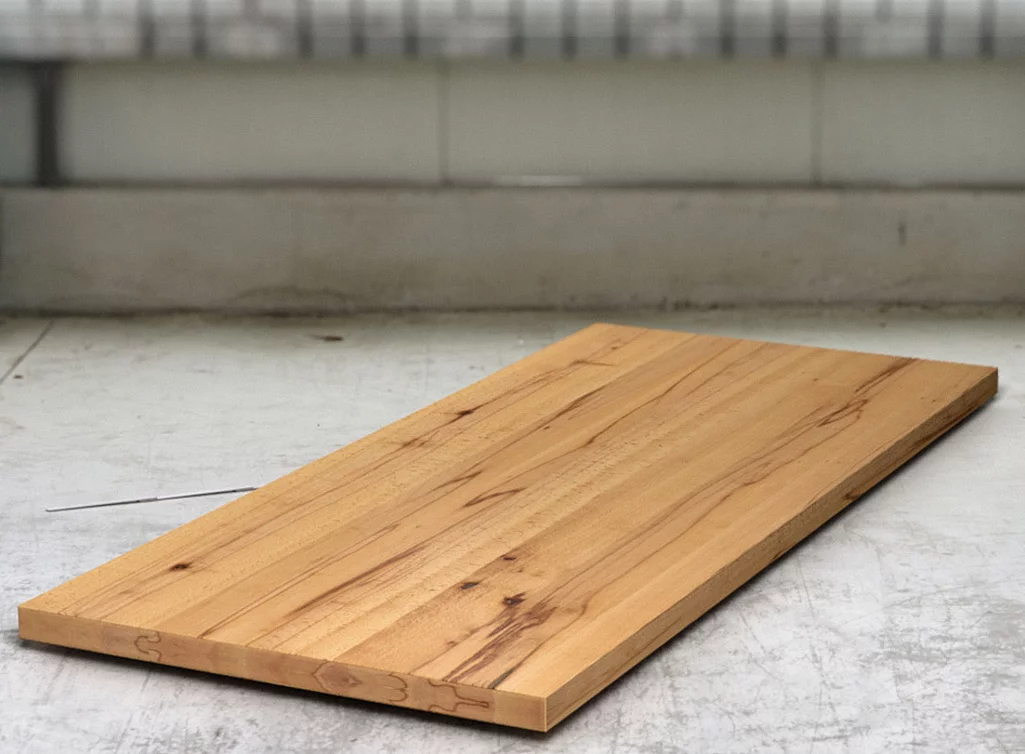Tischplatte auf Maß aus Kernbuche 6cm aufgedoppelt produziert.