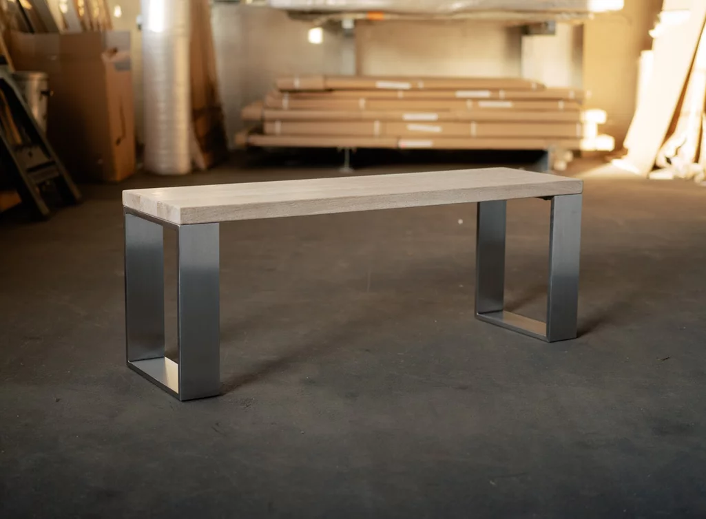 Eichenbank SWR8T-B Modell mit Edelstahlkufen und Eichenholz in Weiss-Wash