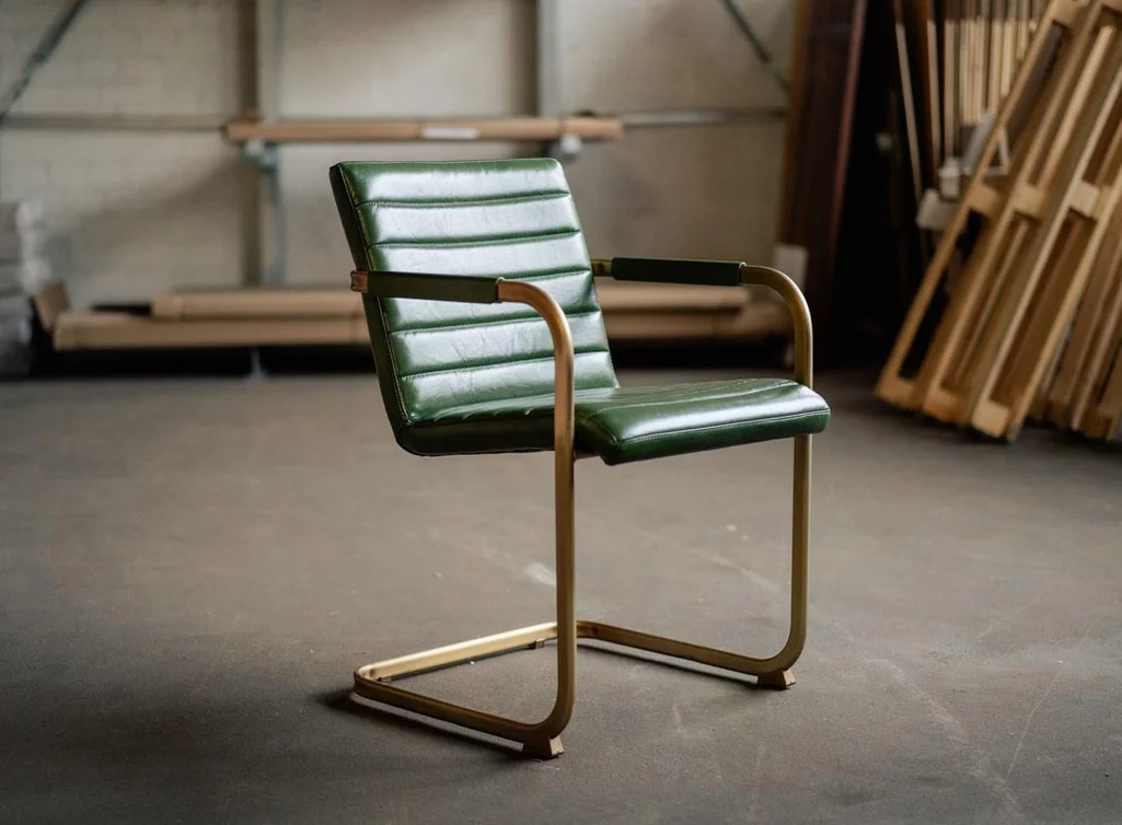 Design Freischwinger aus Echtleder und einem Gestell in Messing.