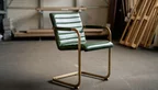 Design Freischwinger aus Echtleder und einem Gestell in Messing.