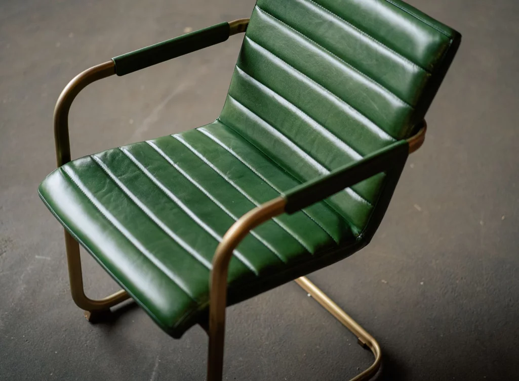 Design Freischwinger aus echtem Büffelleder. Design Freischwinger aus echtem Büffelleder.