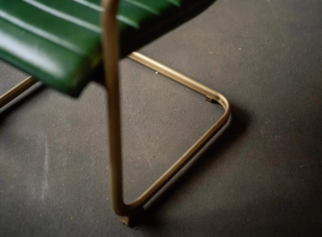 Detailansicht: Leder Freischwinger mit einem Messing Gestell. Detailansicht: Leder Freischwinger mit einem Messing Gestell.