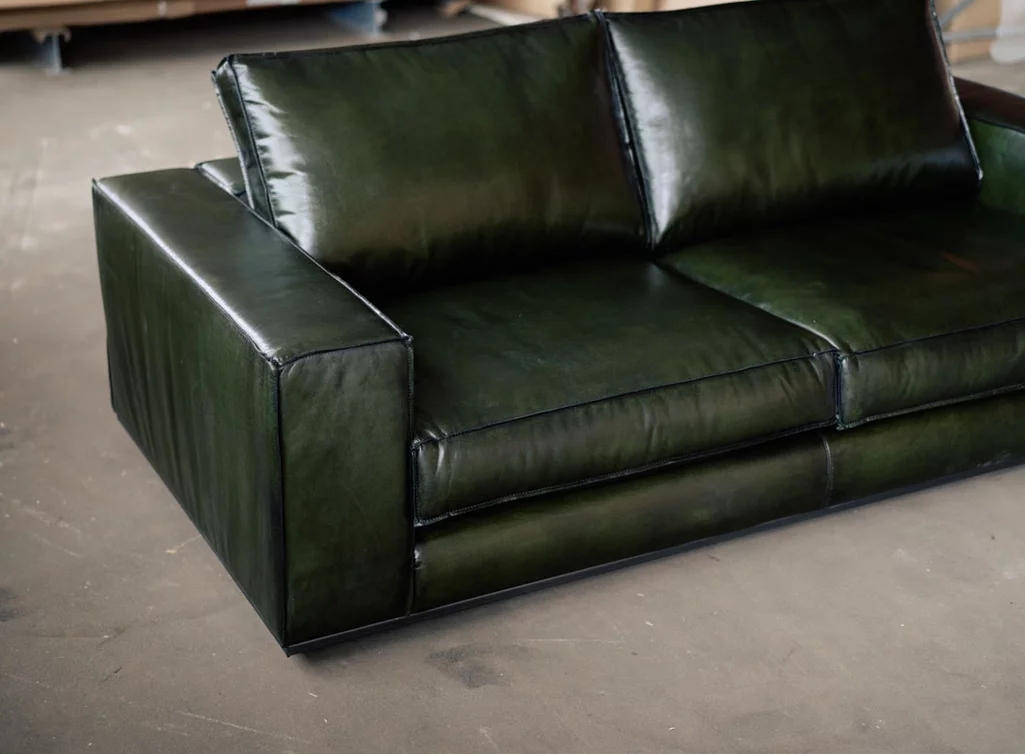 Buffalo Lederlounge überzogen mit handgefärbtem Echtleder Buffalo Lederlounge überzogen mit handgefärbtem Echtleder