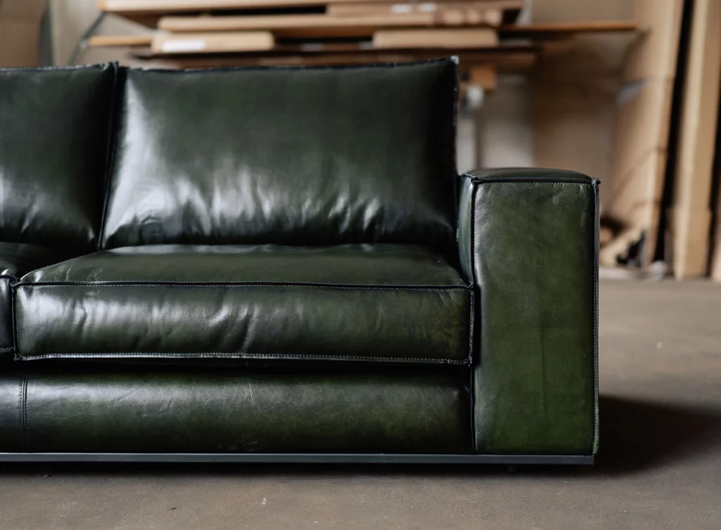 Lounge Sofa aus Leder mit einem Gestell aus Stahl Lounge Sofa aus Leder mit einem Gestell aus Stahl