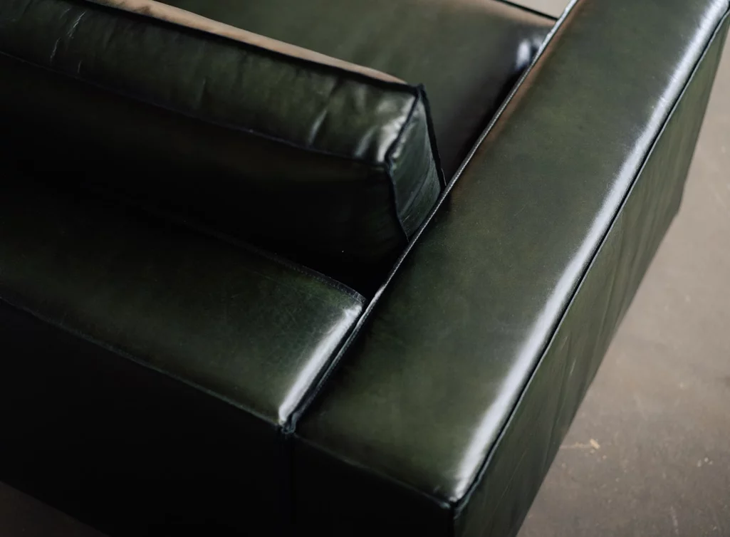 Leder Lounge Sofa mit breiten Armlehnen und Rückenteil Leder Lounge Sofa mit breiten Armlehnen und Rückenteil