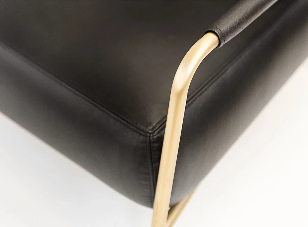 Detailansicht: Leder und Messing Loungesessel Detailansicht: Leder und Messing Loungesessel