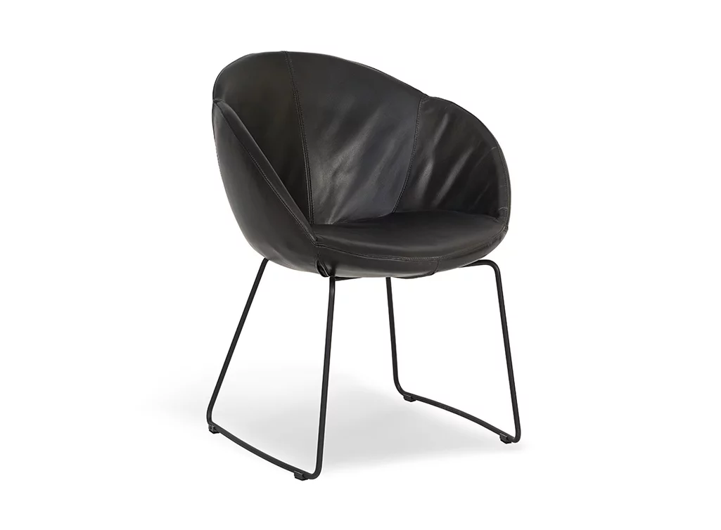 Leder Schalenstuhl modern mit einer bequemen Sitzschale Sitzplatz 44A. Leder Schalenstuhl modern mit einer bequemen Sitzschale Sitzplatz 44A.