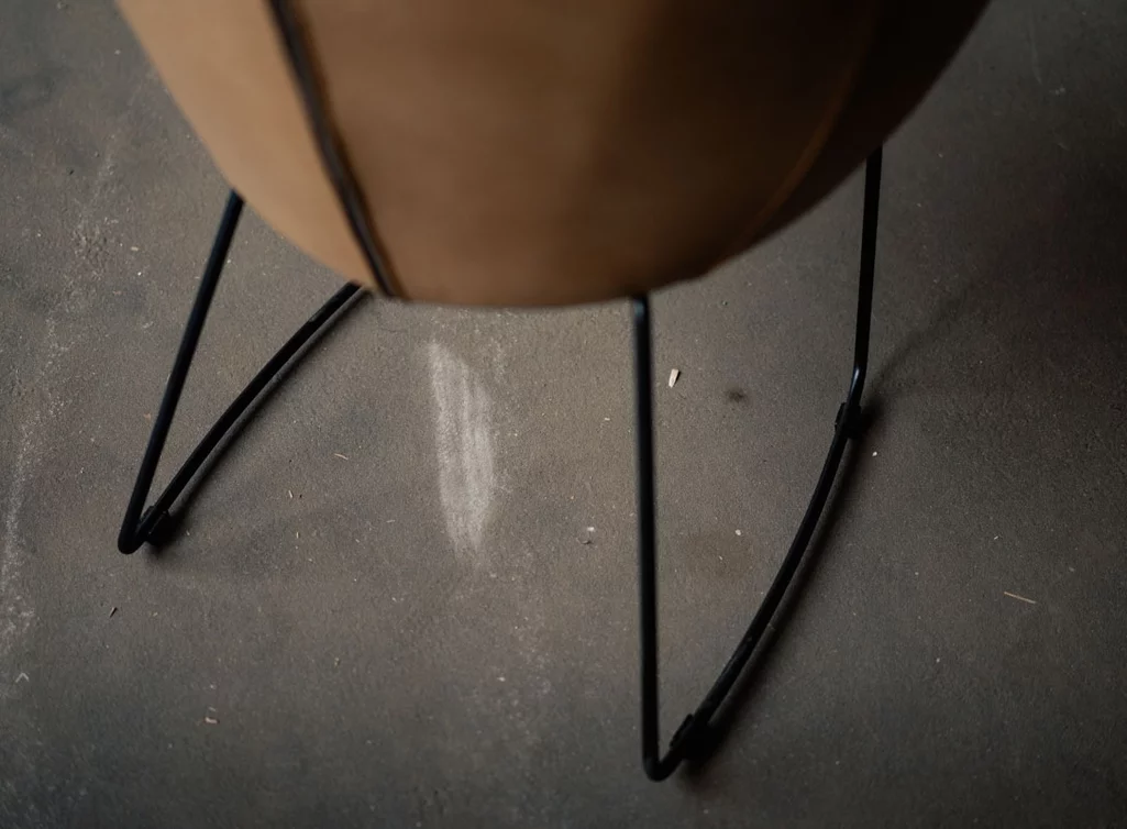 Detailansicht filigranes Stahlkufen-Gestell Leder Schalenstuhl Detailansicht filigranes Stahlkufen-Gestell Leder Schalenstuhl