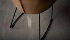 Detailansicht filigranes Stahlkufen-Gestell Leder Schalenstuhl