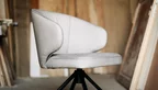 Detailansicht Drehstuhl Leder in der Farbe Buffalo Concrete matt
