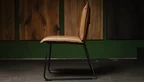 Seitenansicht - Stuhl für Esszimmer aus Leder mit einem Kufengestell